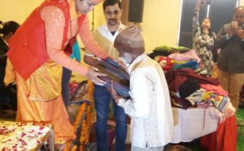 Mahant Divyagiri distributing clothes to poor person,news123.in