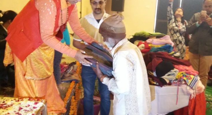 Mahant Divyagiri distributing clothes to poor person,news123.in