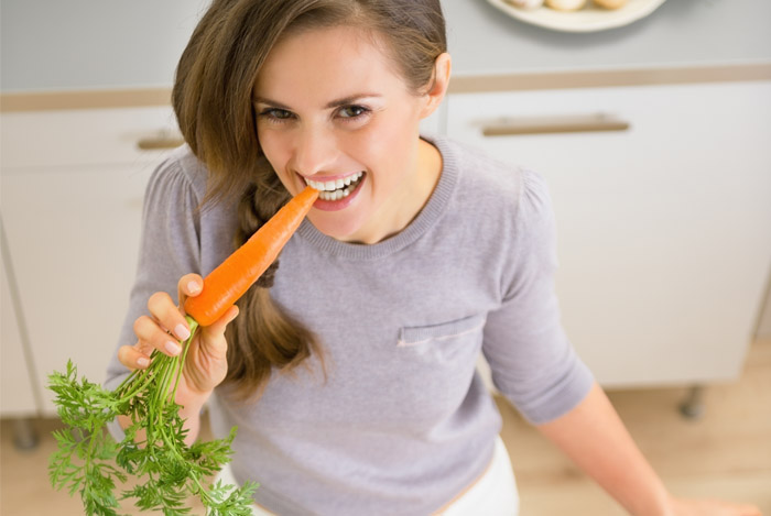 woman-eating-carrots for healthy skin