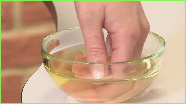 Apply-Olive-Oil for long nails