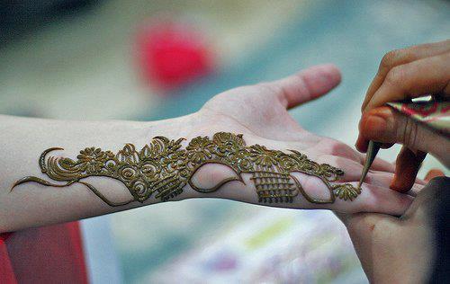 how easy it is to apply front hand mehndi