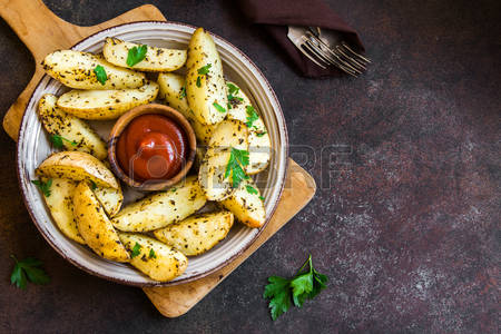 -baked-potato-wedges-with-spices-and-herbs-and-tomato-sauce