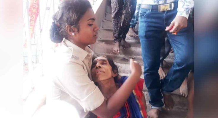 Chhattisgarh's female soldier on social media, climbed a thousand stairs with paralyzed elderly